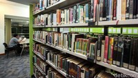 Ada sekitar 36 ribu buku cetak dan 16 ribu e-book. Khusus e-book itu merupakan terbitan dari Kemendikbud. Siapapun bisa datang ke sini dan mengaksis langsung koleksi buku. (Rifkianto Nugroho)