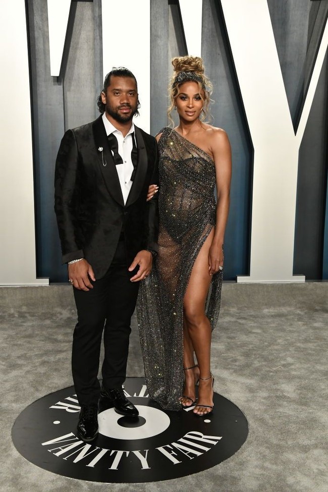 Ingar-bingar Academy Awards ke-92 berlanjut di after-party yang digelar majalah Vanity Fair di Beverly Hills, California, AS, Minggu (9/2/2020). Penyanyi Ciara pun tak melewatkan pesta yang bertaburan bintang itu. Ia hadir bersama suaminya, atlet football Russell Wilson. (Foto: Frazer Harrison/Getty Images)