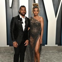 Ingar-bingar Academy Awards ke-92 berlanjut di after-party yang digelar majalah Vanity Fair di Beverly Hills, California, AS, Minggu (9/2/2020). Penyanyi Ciara pun tak melewatkan pesta yang bertaburan bintang itu. Ia hadir bersama suaminya, atlet football Russell Wilson. (Foto: Frazer Harrison/Getty Images)