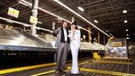 Model Cantik Catwalk di Mesin Jet Pesawat
