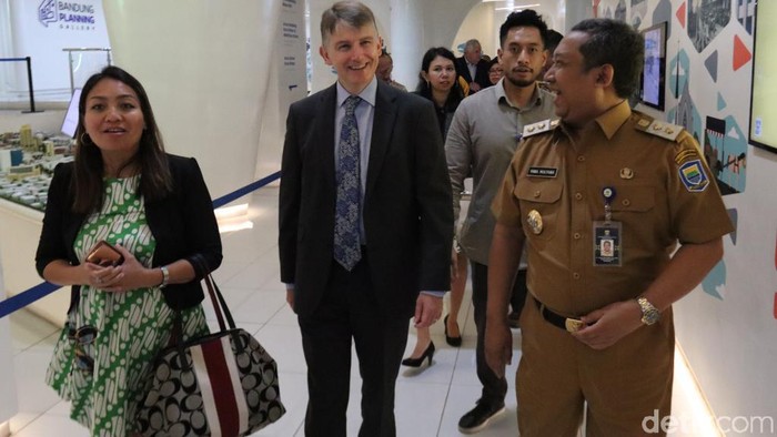 Dubes Inggris bersama wakil wali kota bandung