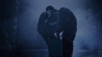 Foto teaser V versi hitam. Jadi, konsep mana yang paling kamu suka? (Big Hit Labels) 
