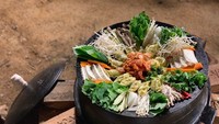 Bukti lain kalau Park So Dam suka makan. Ia hobi menonton acara memasak Samsi Sekki dan tentu saja menikmati beragam makanan enak. Foto: Instagram sodam_park_0908