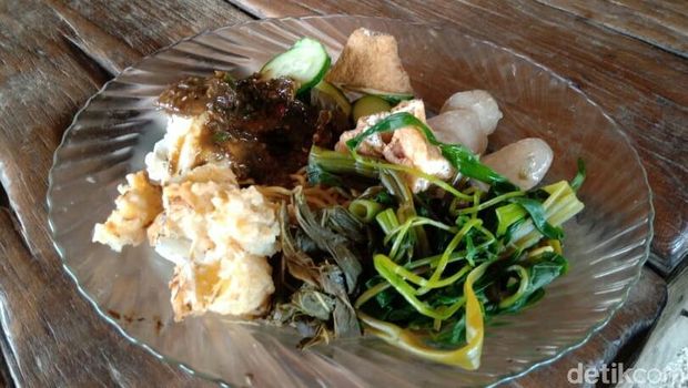Ada Biduan di Balik Populernya Rujak Gamel Cirebon, Simak Luurr!