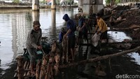 Tanggul dibuat untuk mencegah banjir karena curah hujan tinggi.