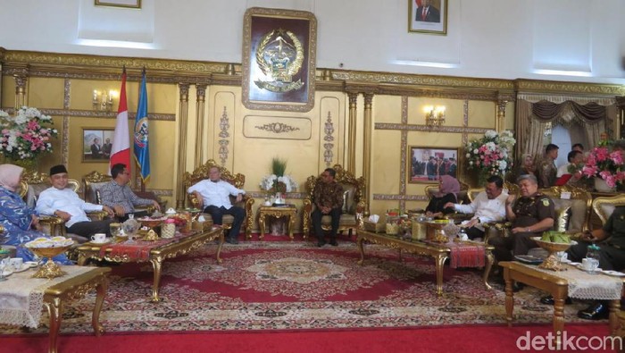 DPD RI melakukan kunker ke rumah jabatan Gubernur Sulsel Nurdin Abdullah (Noval Dhwinuari A/detikcom)
