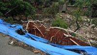Jalan ini longsor akibat hujan yang terus mengguyur kawasan tersebut.