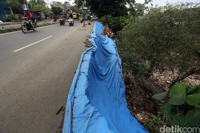 Longsor dan Jalan Ambles di Cibinong Bogor Hujan yang terus mengguyur wilayah Bogor dan sekitarnya mengakibatkan longsor dan jalanan ambles di Jalan Cibinong Raya KM 41, Bogor, Jawa Barat, Selasa (11/02/2020).