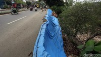 Begini penampakan Jalan Cibinong Raya, Bogor, Jawa Barat yang longsor.