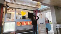 Seperti banyak artis Korea lain, Park So Dam juga dapat kiriman coffee truck. Ia tak bisa menyembunyikan kebahagiaannya dengan langsung membuat pose love. Foto: Instagram sodam_park_0908