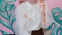 Gaya imutnya dengan es krim ini juga membuat netizen terperangah. Melalui keterangan foto, Aghnia Punjabi mengatakan bahwa dirinya sangat menyukai es krim. Foto: Instagram @aghniapunjabi