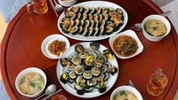 Pemain film Special Praise ini masih memamerkan foto makanan. Kali ini kimbap dengan kimchi dan sup yang akan dilahapnya. Foto: Instagram sodam_park_0908