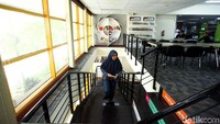 Suasana yang tenang dan nyaman, ditambah desain perpustakaan yang cukup kekinian membuat perpustakaan Kemendikbud bisa menjadi destinasi menarik bagi para pencinta buku dan mahasiswa maupun anak-anak sekolah yang hendak mengerjakan tugas.