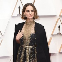 Natalie Portman tidak tahu di mana trofi Oscar yang diraihnya berkat film Black Swan pada 2011 berada. Tidak tahu. Sepertinya di kotak penyimpanan atau lainnya. Aku tidak tahu, tukasnya. Foto: Jordan Strauss/Invision/AP