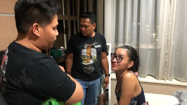 Lucinta Luna diamankan di apartemennya.