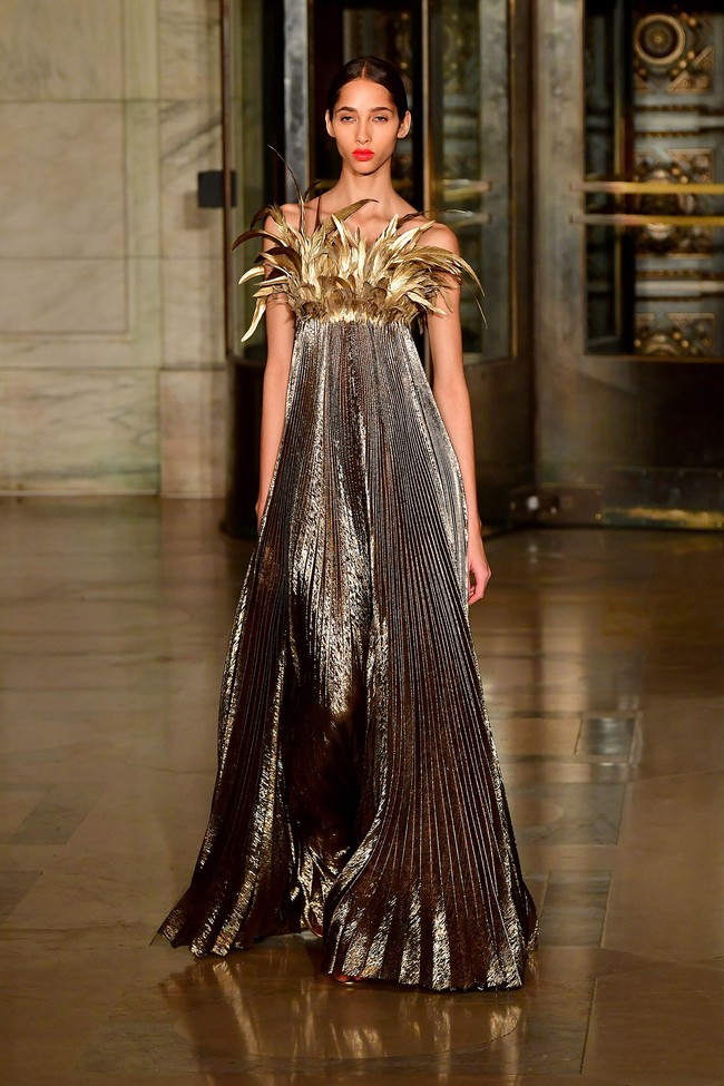 Fashion show Oscar De La Renta menampilkan koleksi gaun malam terbarunya di New York Fashion Week 2020, New York, Senin [10/2/2020]. Photo by Slaven Vlasic/Getty Images.