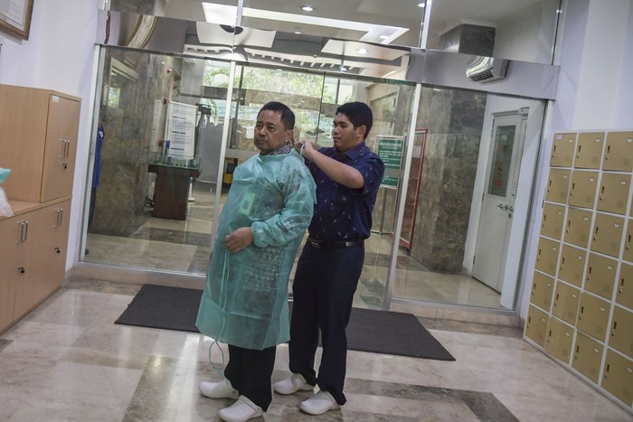 Kepala Balitbangkes Kementerian Kesehatan Siswanto (kiri) bersama Kepala Pusat Penelitian dan Pengembangan Biomedis dan Teknologi Dasar Kesehatan Kementerian Kesehatan Vivi Setiawaty (kanan) mengenakan pakaian steril saat akan memasuki Labotarium Badan Penelitian dan Pengembangan Kesehatan (Balitbangkes) di Jakarta, Selasa (11/2/2020). Balitbangkes merilis data terbaru hasil pemeriksaan pasien dalam pengawasan novel coronavirus per 10 februari 2020 pukul 18.00 WIB, total kasus yang spesimennya dikirim ke Laboratorium Balitbangkes sebanyak 64 kasus, sebanyak 62 kasus uji spesimen hasilnya negatif novel coronavirus dan dua masih dalam pemeriksaan. ANTARA FOTO/Galih Pradipta/hp.