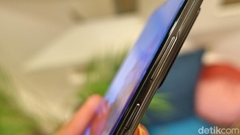 Bagian kanan terdapat tombol power/Bixby dan pengaturan volume. Foto: Fino Yurio Kristo