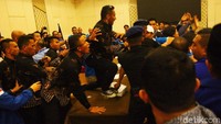 Adu mulut terdengar di dalam ruangan. Teriakan Zulkifli Hasan dan Mulfachri Menang bergema di antara kericuhan itu.