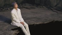 Foto teaser RM versi white. (Big Hit Labels) 