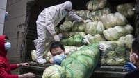 Otoritas kota Beijing meminta warganya untuk menjaga lingkungan masing-masing, termasuk dengan menutup gerbang masuk lingkungan mereka, memeriksa para pengunjung atas gejala-gejala virus corona seperti demam dan mencatat identitas mereka.