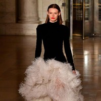 Fashion show Oscar De La Renta menampilkan koleksi gaun malam terbarunya di New York Fashion Week 2020, New York, Senin [10/2/2020]. Photo by Slaven Vlasic/Getty Images.