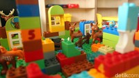 Ruangan khusus itu juga dilengkapi dengan berbagai permainan menarik lho untuk anak-anak, salah satunya permainan lego.