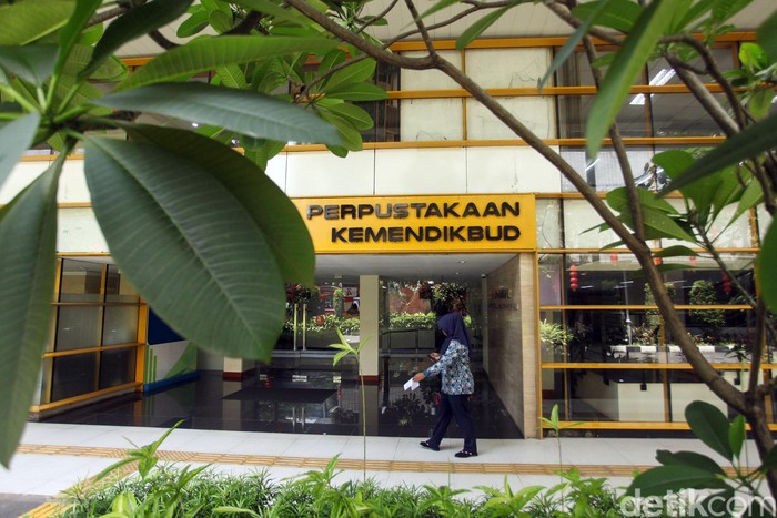 Perpustakaan Kemendikbud bisa jadi destinasi menarik bagi para pencinta buku di Jakarta. Tak hanya punya koleksi yang lengkap, perpustakaan ini juga canggih lho