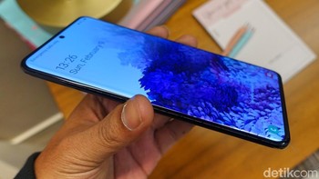 Kedua ponsel ini mendukung 5G dan mengatongi sertifikasi IP68 (tahan debu dan air). Foto: Fino Yurio Kristo/detikINET