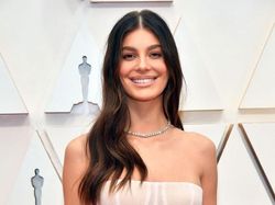 Gaya Pacar Leonardo DiCaprio Pakai Gaun Pengantin di Red Carpet Oscar 2020