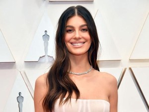 Gaya Pacar Leonardo DiCaprio Pakai Gaun Pengantin di Red Carpet Oscar 2020