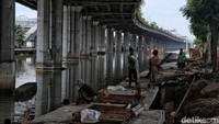Sejumlah pekerja terus bergotong-royong menyelesaikan pengerjaan.