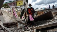 Satu per satu puing bangunan kosan tersebut diangkut oleh petugas gabungan dan ormas untuk dibersihkan.