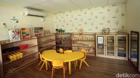 Tak sekedar tempat membaca dan belajar, di ruangan anak juga di desain sebagai tempat bermain. Tentu saja permainan yang disediakan mendukung kemampuan anak-anak untuk belajar. (Rifkianto Nugroho)