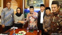 Said Aqil menyambut langsung kedatangan Retno Marsudi di Kantor Pengurus Besar Nahdlatul Ulama (PBNU), Jakarta.