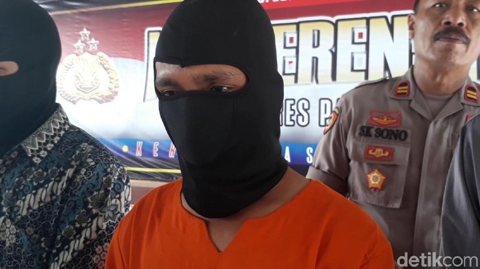 Seorang istri, F (23) yang dijual suaminya MS (28) sudah lupa berapa kali ia melayani pelanggan. Para pelanggan itu merupakan empat teman suaminya.