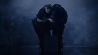 Suga tampak serius dalam foto versi dark ini. (Big Hit Labels) 