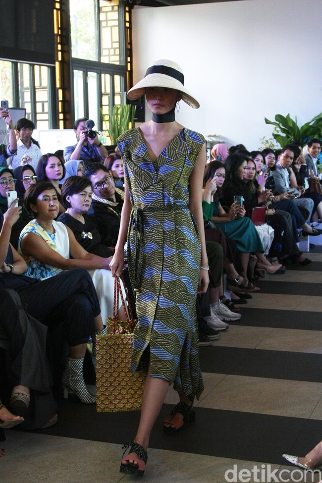 Desainer Nonita Respati menampilkan karya terbaru dari label Purana di koleksi Spring 2020, di Shangri-La Hotel, Jakarta, Senin [10/2/2020]. Foto: Mohammad Abduh/Wolipop