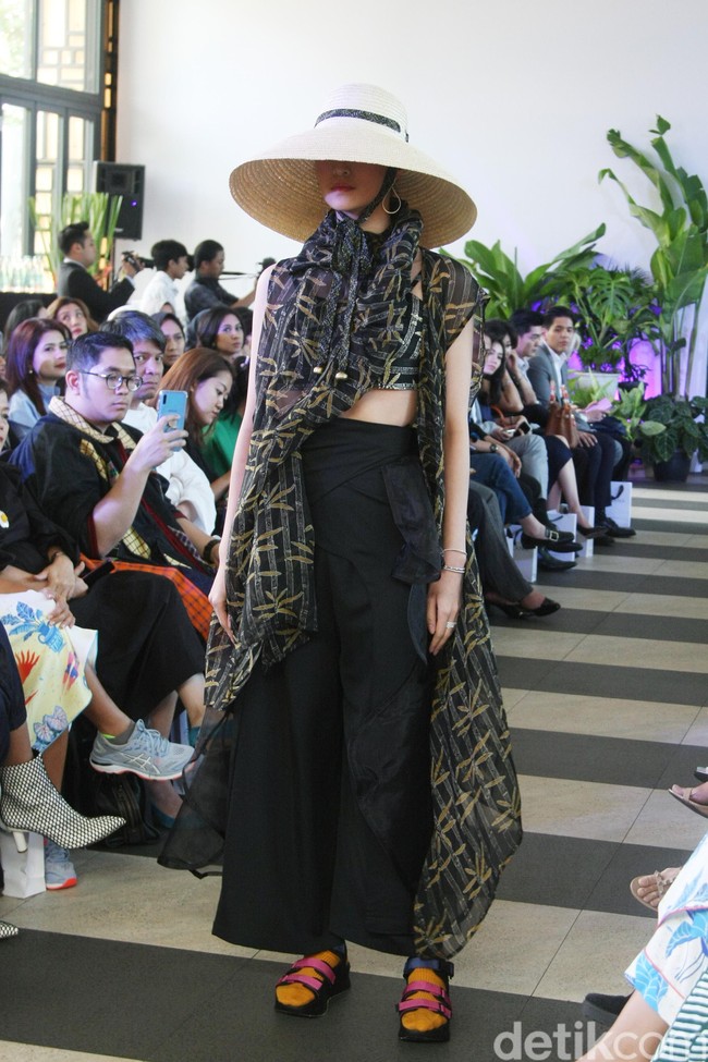 Desainer Nonita Respati menampilkan karya terbaru dari label Purana di koleksi Spring 2020, di Shangri-La Hotel, Jakarta, Senin [10/2/2020]. Foto: Mohammad Abduh/Wolipop