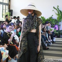 Desainer Nonita Respati menampilkan karya terbaru dari label Purana di koleksi Spring 2020, di Shangri-La Hotel, Jakarta, Senin [10/2/2020]. Foto: Mohammad Abduh/Wolipop