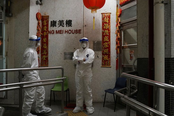 Otoritas Hong Kong evakuasi penghuni apartemen di pinggiran kota itu. Evakuasi dilakukan usai ada penghuni apartemen yang alami gejala terinfeksi virus corona.