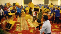 Kericuhan terjadi saat rapat pleno pertama yang beragendakan pembahasan tata tertib.