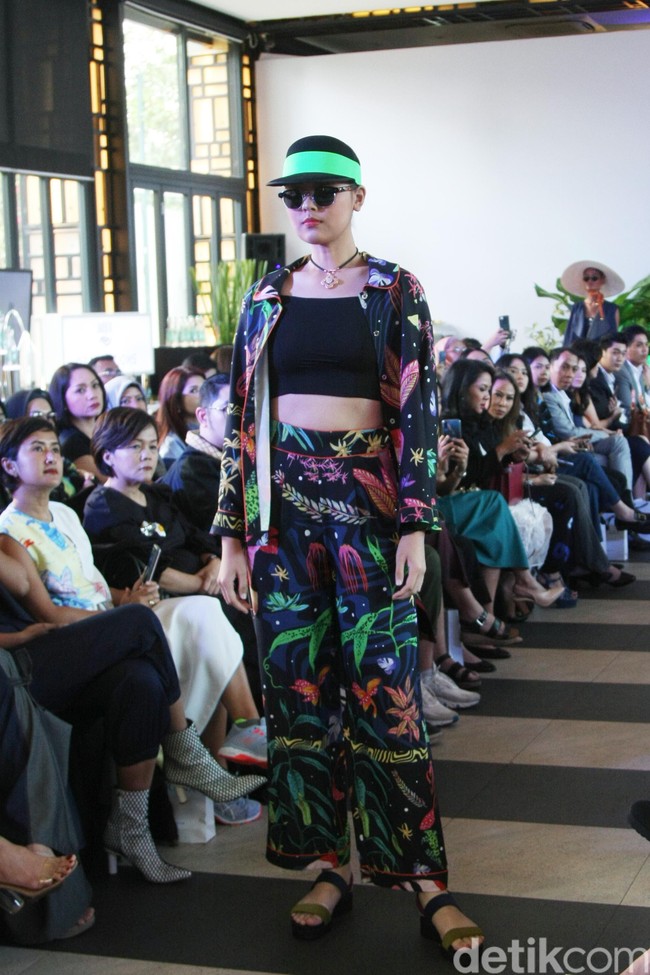 Desainer Nonita Respati menampilkan karya terbaru dari label Purana di koleksi Spring 2020, di Shangri-La Hotel, Jakarta, Senin [10/2/2020]. Foto: Mohammad Abduh/Wolipop