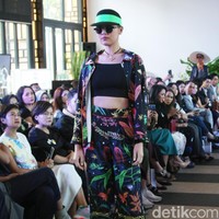 Desainer Nonita Respati menampilkan karya terbaru dari label Purana di koleksi Spring 2020, di Shangri-La Hotel, Jakarta, Senin [10/2/2020]. Foto: Mohammad Abduh/Wolipop