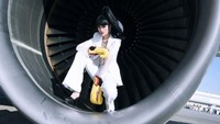 Di sini, model akan muncul dengan Boeing 767-400. Acara ini juga menampilkan barang-barang dari beberapa desainer internasional, mulai dari dunia pakaian, perhiasan, hingga aksesorisnya (Foto: John Oakley/CNN)