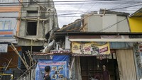 Hingga kini polisi masih terus menyelidiki penyebab kejadian ambruknya bangunan tersebut.