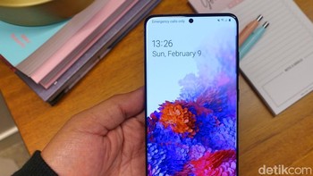 Galaxy S20 Plus memakai layar 6,7 inch Quad HD+ Dynamic Amoled 2X dengan kepadatan pixel 525ppi. Foto: Fino Yurio Kristo/detikINET