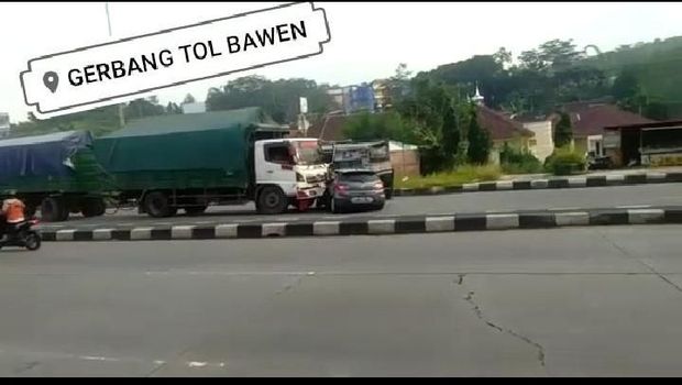 Bak Film Action, Truk Gandeng Tabrak-Seret Mobil di Exit Tol Bawen