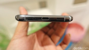 Bagian bawah hanya terdapat port USB Type C. Foto: Fino Yurio Kristo