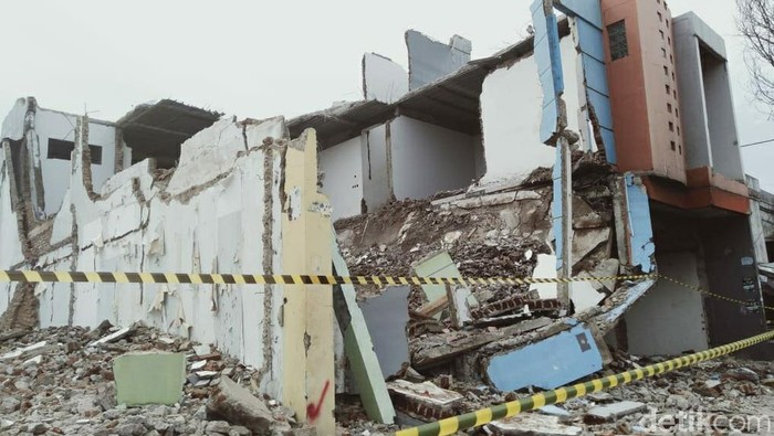 Pemulang Tewas Tertimpa Puing di Garut